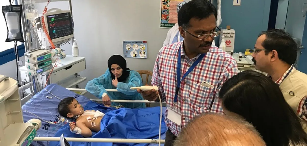  फोर्टिस मलरचे डॉक्टर पॅलेस्टाईनमध्ये एका शस्त्रक्रिया मोहिमेद्वारे हृदयविकार असलेल्या मुलांवर उपचार करताना 