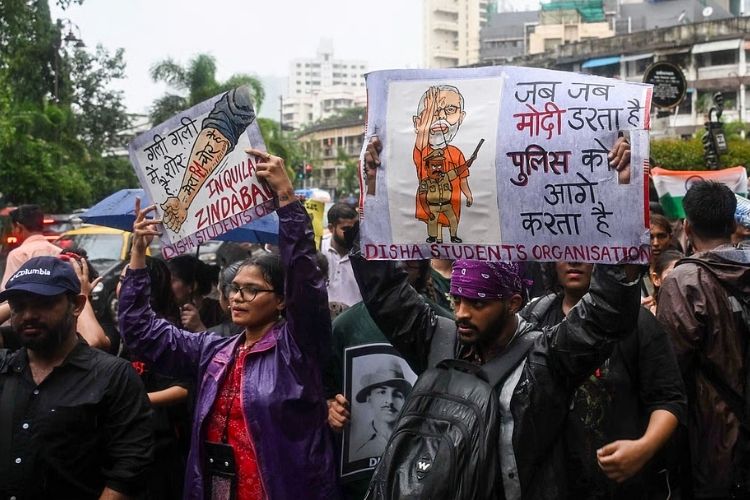 विनापरवानगी निदर्शने केल्याप्रकरणी मुंबई पोलिसांकडून ४०० जणांवर गुन्हे दाखल