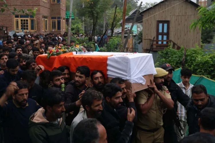अनंतनागमध्ये दहशतवादी हल्ल्यात शहीद झालेले पोलीस हेड कॉन्स्टेबल आशिक हुसेन कुरेशी यांच्या अंत्यदर्शनासाठी उसळलेला जनसमुदाय