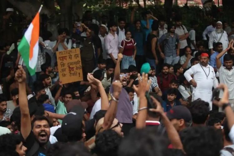 कॉकरोच जनता पार्टीच्या आंदोलनाची उच्चस्तरीय चौकशी मागणाऱ्या जनहित याचिकेवर सुनावणी घेण्यास दिल्ली उच्च न्यायालयाची संमती.