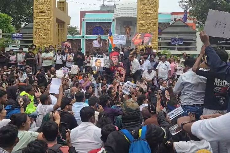 पुणे: नीट पेपर लीकविरोधी आणि मंत्र्यांच्या राजीनाम्याच्या मागणीसाठी पुण्यात मुसळधार पावसात विद्यार्थ्यांचा भव्य मोर्चा.