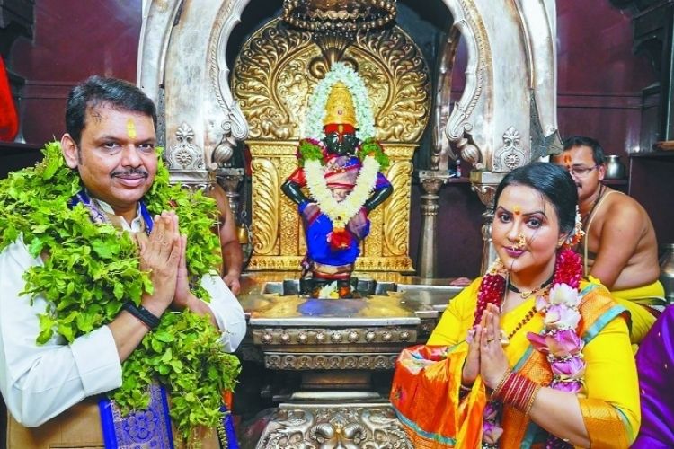 आषाढी एकादशीनिमित्त मुख्यमंत्री देवेंद्र फडणवीस यांनी पत्नीसह विठ्ठल-रुक्मिणी मंदिरात केली शासकीय महापूजा.