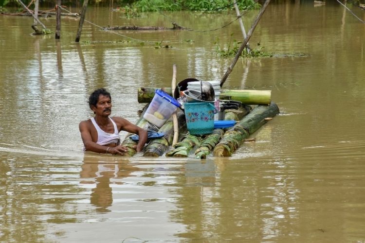 आसाममधील भीषण पूरस्थितीमुळे ४७ जणांचा मृत्यू; ७ लाखांहून अधिक नागरिक प्रभावित आणि बचावकार्य सुरू.
