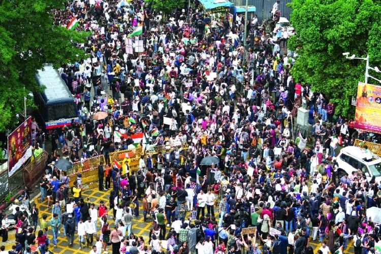 मुंबई: नीट पेपर लीकविरोधी आंदोलनादरम्यान दादरच्या शिवाजी पार्कवर शिवसेनेतर्फे (उद्धव ठाकरे) काढण्यात आला भव्य तिरंगा मोर्चा.