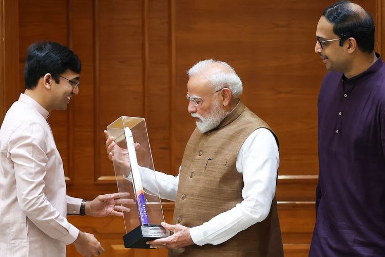 स्कायरुट एरोस्पेसच्या संस्थापकांनी भारताचे पंतप्रधान नरेंद्र मोदी यांची भेट घेतली