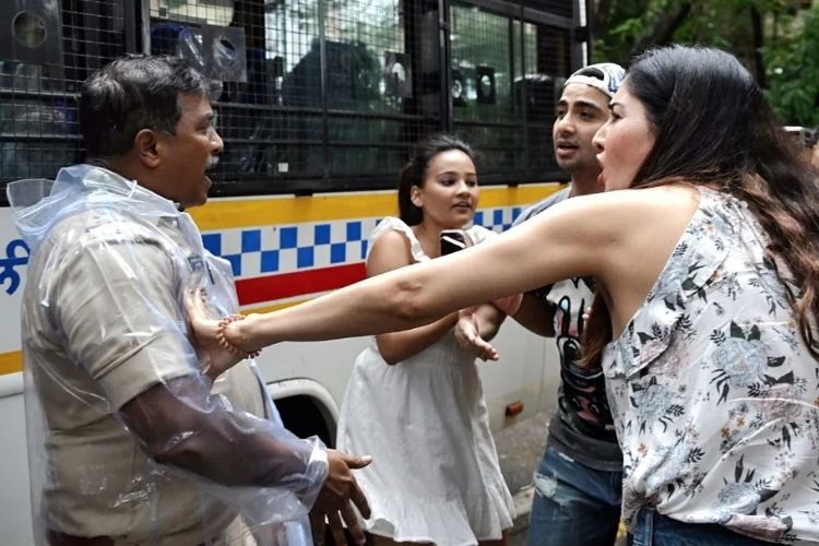 नीट पेपर लीकविरोधी आंदोलकांवरील गुन्हे मागे घेण्याचे मुख्यमंत्री देवेंद्र फडणवीस यांचे गृह विभागाला निर्देश.