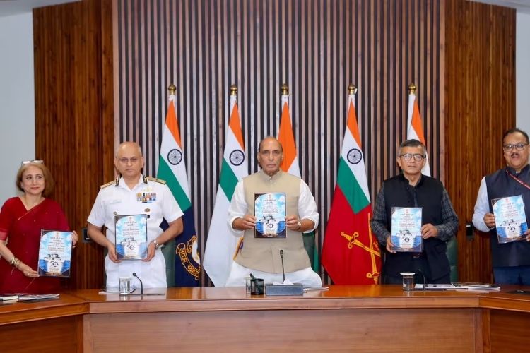 नवी दिल्ली: महिला अधिकाऱ्यांसाठी लिंग-तटस्थ चौकट आणि जवानांसाठी धोरणात्मक सुधारणांची घोषणा करताना संरक्षण मंत्री राजनाथ सिंह.