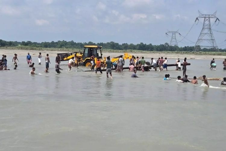 आसाममधील पूरपरिस्थिती अद्याप कायम; १३ हजार कुटुंबांचा वीजपुरवठा अद्याप खंडित.
