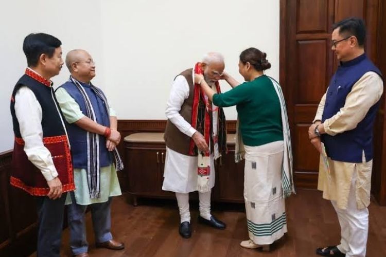 ईशान्य भारतातील पूरपरिस्थितीवर चर्चा करण्यासाठी पंतप्रधान नरेंद्र मोदी यांनी अरुणाचल प्रदेश आणि नागालँडच्या खासदारांची घेतली भेट.