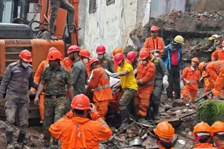 ठाणे: भिवंडीत चार मजली इमारत कोसळून ८ जणांचा मृत्यू, अनेकजण ढिगाऱ्याखाली अडकल्याची भीती.