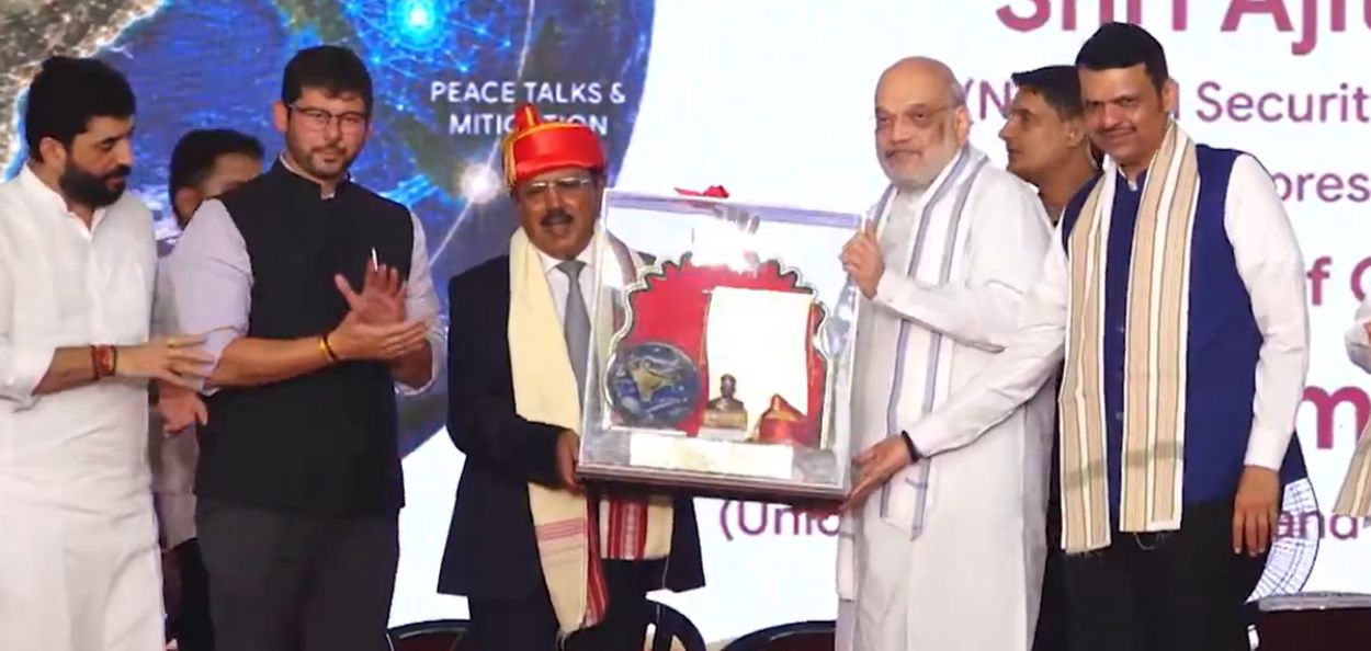 देशाच्या सुरक्षेतील अतुलनीय योगदानाबद्दल पुण्यात आयोजित विशेष सोहळ्यात अजित डोवाल यांचा सन्मान करण्यात आला.