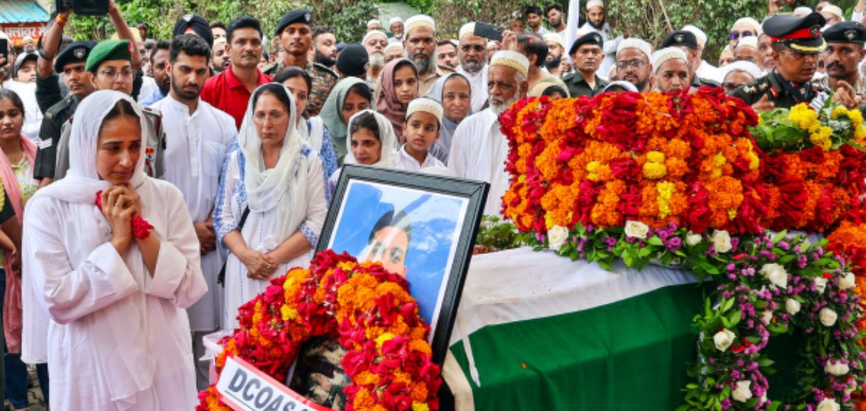 इंदूरमध्ये लष्करी सन्मानाने मेजर हमजा आरिफ यांच्या पार्थिवावर अंत्यसंस्कार