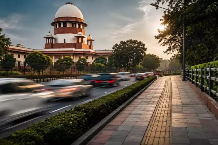 प्रत्येक रस्त्यावर चालण्यासाठी हक्क आणि पादचाऱ्यांसाठी मोकळी जागा सुनिश्चित करण्याचे सर्वोच्च न्यायालयाचे निर्देश