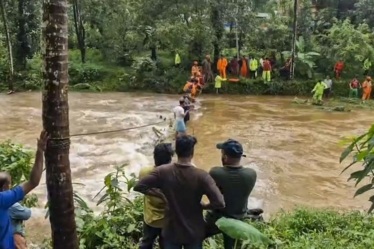 केरळमधील मुसळधार पाऊस आणि पूरस्थितीनंतर मदत आणि बचावकार्य राबवताना प्रशासन.