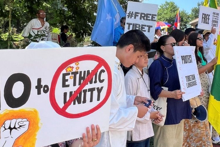 चीनच्या नव्या 'वांशिक एकता कायद्या'विरोधात मुंबईतील आझाद मैदानावर निदर्शने करताना तिबेटी समुदाय.
