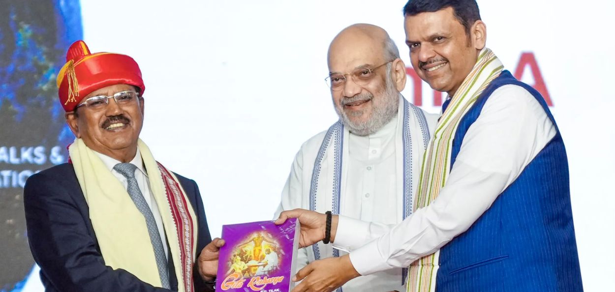 राष्ट्रीय सुरक्षा सल्लागार अजित डोवाल यांच्या पुण्यातील लोकमान्य टिळक राष्ट्रीय पुरस्कार सोहळ्यावरील विशेष लेख दर्शवणारे छायाचित्र.