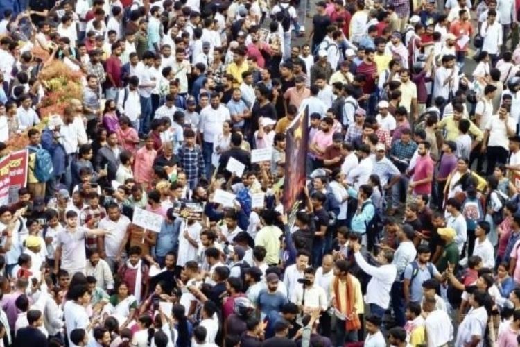 रांचीमध्ये परीक्षा प्रक्रियेतील कथित गैरप्रकारांविरोधात निदर्शने करताना विद्यार्थी.