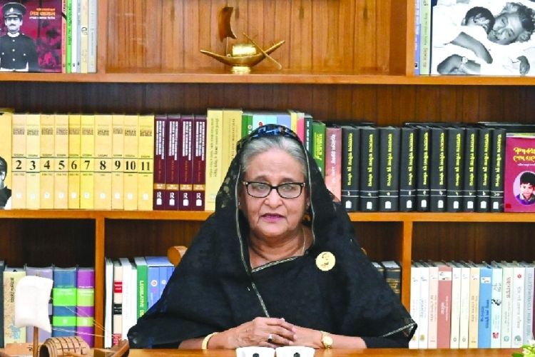 भारतातून व्हर्च्युअल पत्रकार परिषदेत बोलताना बांगलादेशच्या माजी पंतप्रधान शेख हसीना.