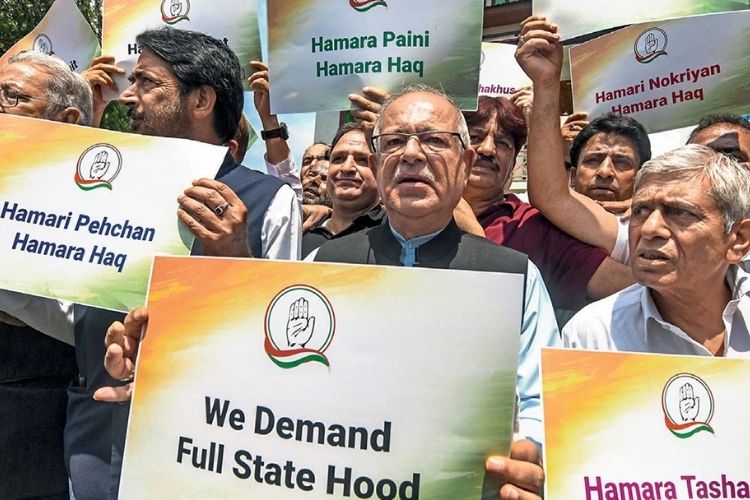 नवी दिल्लीत जम्मू-काश्मीरला पूर्ण राज्याचा दर्जा देण्याची मागणी करताना काँग्रेस नेते.