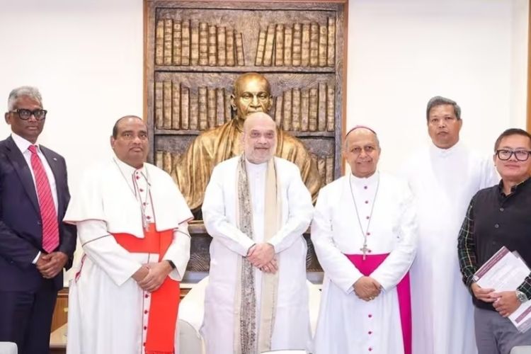 केंद्रीय गृहमंत्री अमित शाह यांची भेट घेताना ख्रिश्चन धार्मिक नेते आणि डीएमके खासदार पी. विल्सन यांचे शिष्टमंडळ