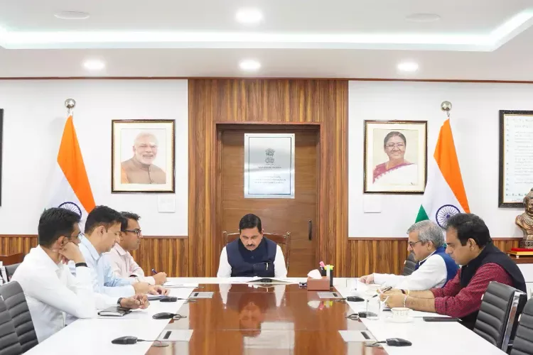 शिक्षण मंत्रालयाच्या अधिकाऱ्यांसोबत आढावा बैठक घेताना केंद्रीय शिक्षण मंत्री प्रल्हाद जोशी