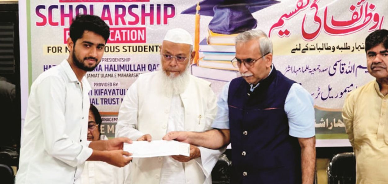 विद्यार्थ्यांना शिष्यवृत्तीचे वाटप करताना मौलाना हलीम उल्लाह काझमी आणि आमदार अमीन पटेल