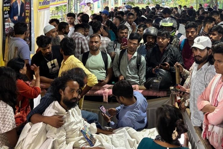 रांचीमध्ये स्पर्धा परीक्षांमधील अनियमिततेविरोधात निदर्शने करताना विद्यार्थी व आंदोलक