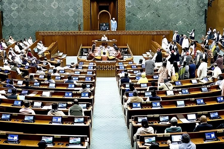 संसदेत चर्चा करताना राजकीय नेते