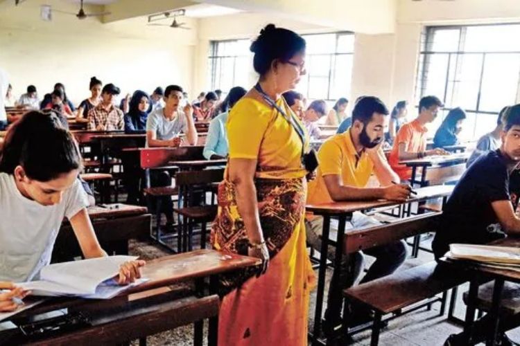माध्यमिक शिक्षणानंतर विद्यार्थ्यांची पटसंख्या झपाट्याने घटली, संसदेत अहवाल सादर