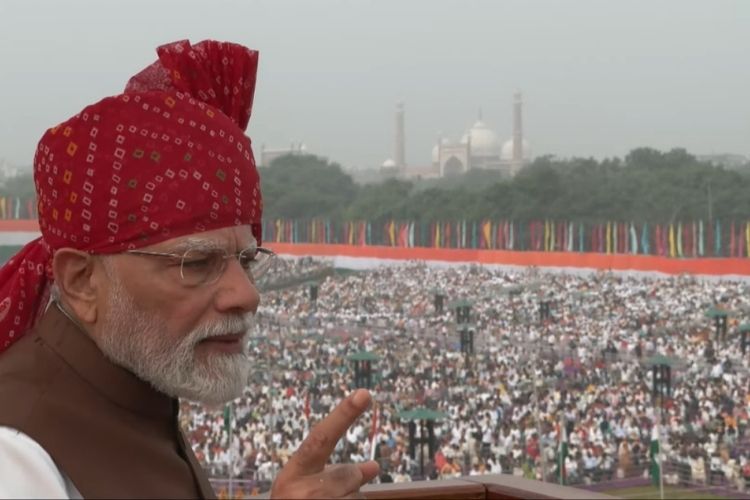 लाल किल्ल्यावरून ७९ व्या स्वातंत्र्यदिनानिमित्त भाषण करताना पंतप्रधान नरेंद्र मोदी