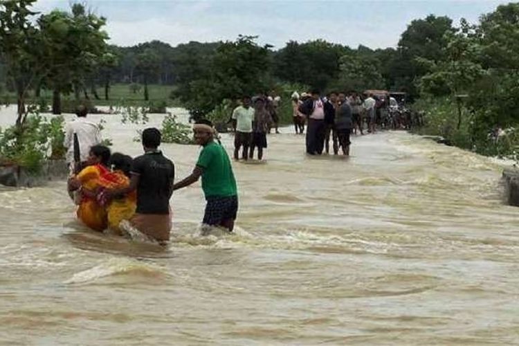 ओडिशातील पूरग्रस्त भागातून सुरक्षित ठिकाणी स्थलांतरित होणारे नागरिक आणि बचाव कार्य.