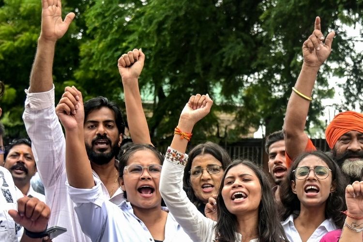 बॉम्बे हायकोर्टाच्या लिपिक भरती टायपिंग परीक्षेतील तांत्रिक बिघाडानंतर आंदोलन करणारे तरुण.
