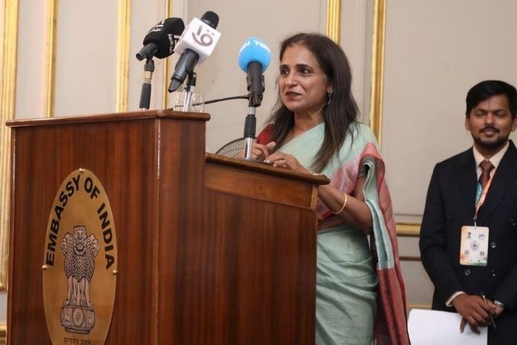 कैरोमधील डिप्लोमॅटिक क्लब येथे भारत-इजिप्त ब्रिक्स भागीदारी परिषदेत परराष्ट्र मंत्रालयाच्या सचिव श्रीप्रिया रंगनाथन उपस्थितांना मार्गदर्शन करताना.