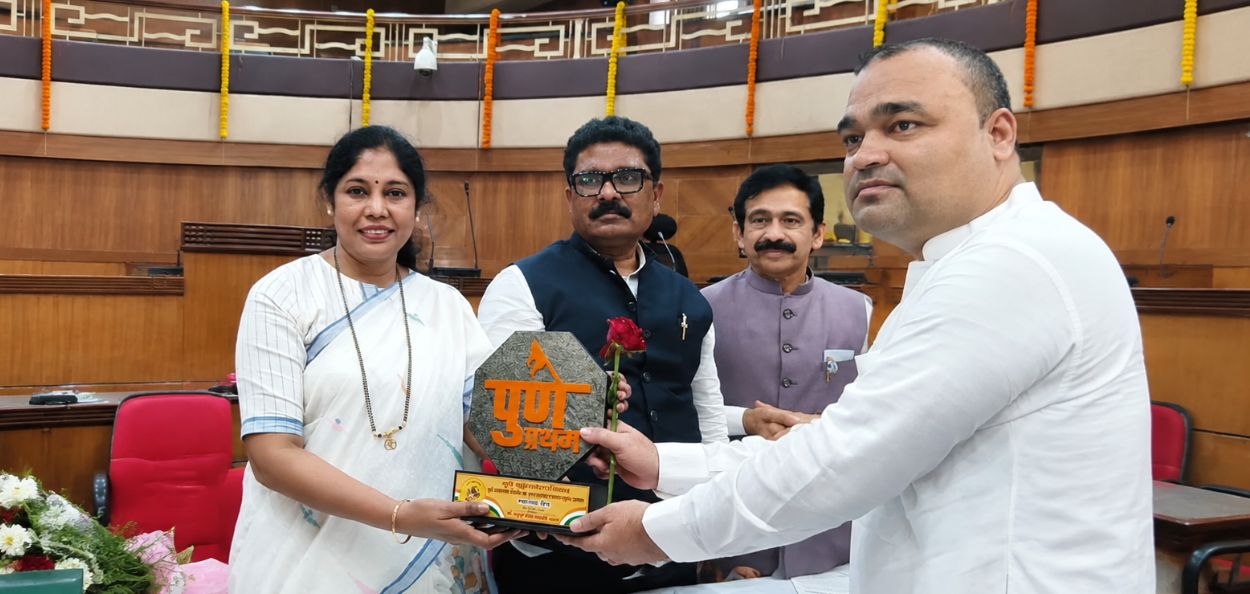 खिसाल जाफरी यांना पुणे महानगरपालिकेच्या वतीने पुणे प्रथम सन्मानचिन्ह प्रदान करताना महापौर मंजुषा नागपुरे