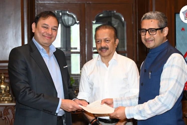 मुंबई पोलीस मुख्यालयात पोलीस आयुक्त आणि अधिकाऱ्यांसोबत अदानी एंटरप्रायझेसचे संचालक प्रणव अदानी.