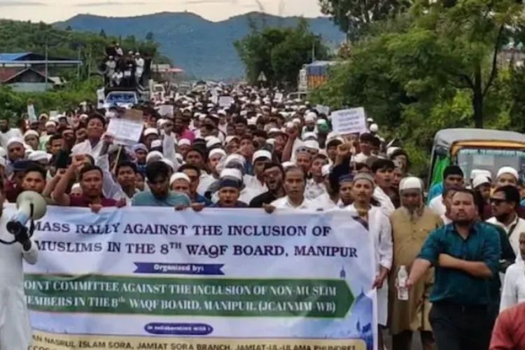 मणिपूरमध्ये वक्फ बोर्डाच्या पुनर्रचनेविरोधात निघालेल्या भव्य रॅलीचे आणि निदर्शनांचे आयोजन