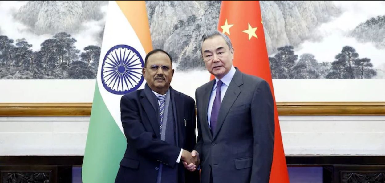 भारत आणि चीन यांच्यातील सीमावादावर बीजिंग येथे बैठक घेताना राष्ट्रीय सुरक्षा सल्लागार अजित डोवाल आणि चीनचे परराष्ट्र मंत्री वांग यी