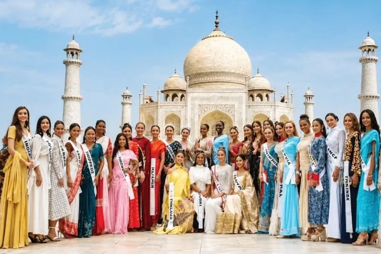 ताजमहालला भेट देताना 'मिस टीन इंटरनॅशनल २०२६' च्या अंतिम फेरीतील स्पर्धक.