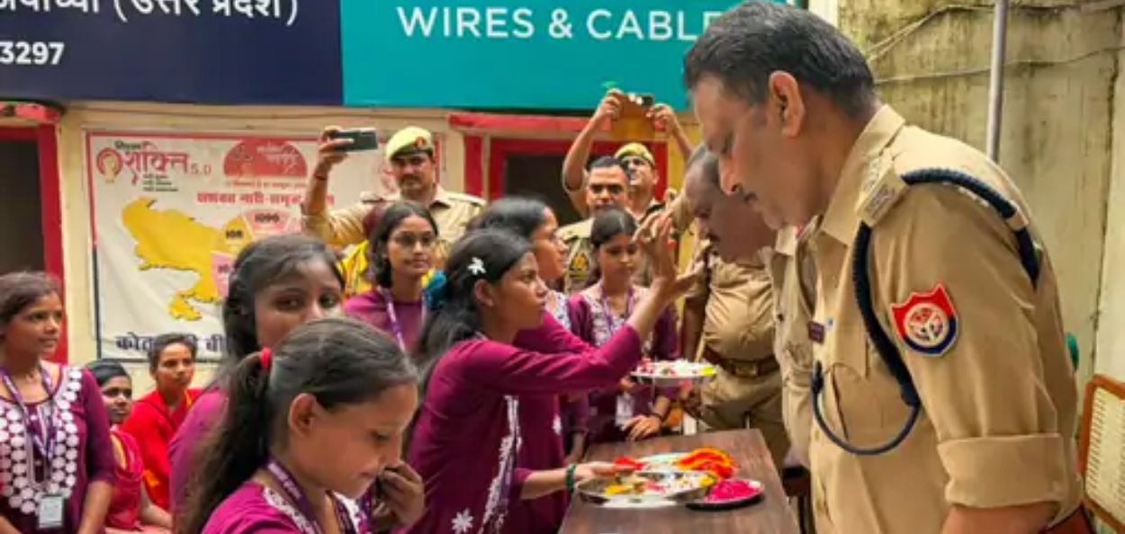 अयोध्या जिल्ह्यातील बीकापूर पोलीस ठाण्यात पोलीस अधिकाऱ्यांना राखी बांधताना मुस्लीम मुली