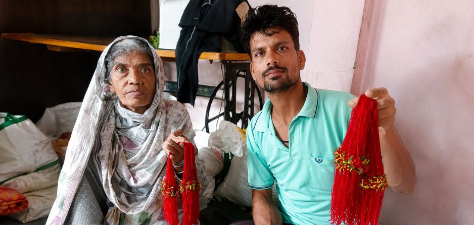 देव राखी बनवणारे अकोल्यातील बाळापूरचे ताज मोहम्मद आणि आणि त्यांची आई 