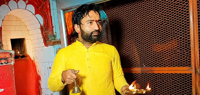 मंदिराचे पुजारी