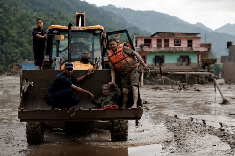नेपाळ-तिबेट सीमेवरील महापुराचे दृश्य