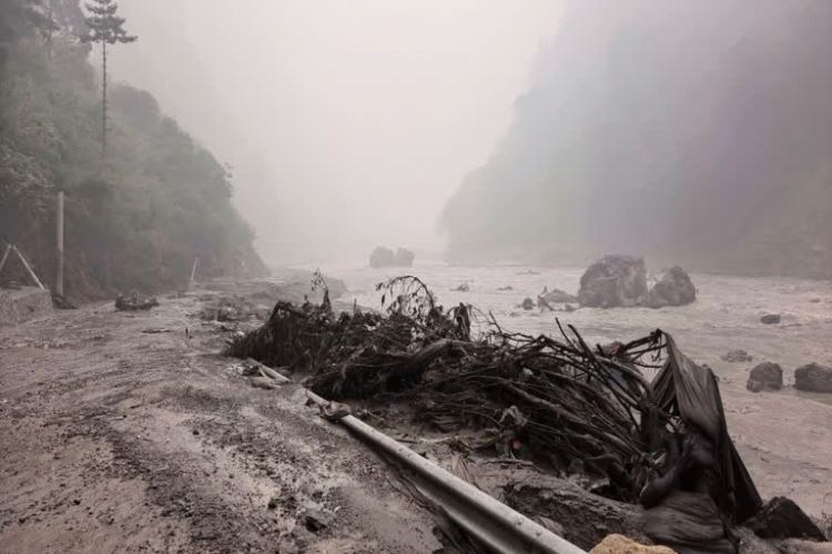 नेपाळ-तिबेट सीमेवरील महापुराचे दृश्य