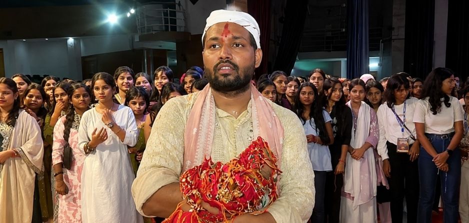 पाटण्यात रक्षाबंधन सोहळा साजरा करताना खान सर