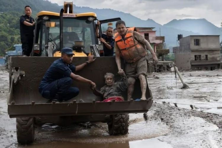 नेपाळमधील महाप्रलय: मृतांचा आकडा ५४७ वर पोहोचला; नव्या पुराच्या धोक्यामुळे बचावकार्यात अडथळे