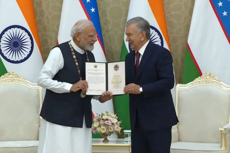ताश्कंद येथे पंतप्रधान नरेंद्र मोदी आणि उझबेकिस्तानचे राष्ट्राध्यक्ष शवकत मिर्झियोयेव यांची भेट