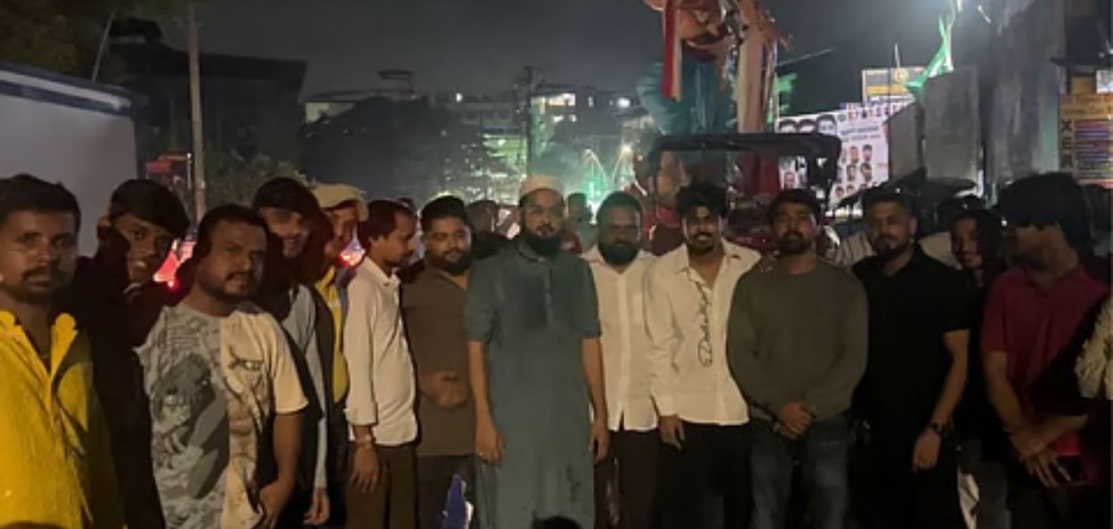 मुंब्र्यात अपघातग्रस्त ट्रॉलीवरील २० फुटी गणेशमूर्तीला सावरनारे मुस्लीम तरुण
