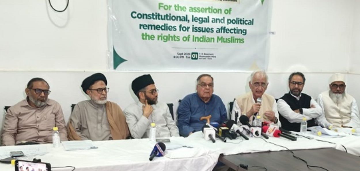भारतीय मुस्लिमांच्या घटनात्मक हक्कांसाठी स्थापन झालेल्या 'राष्ट्रीय देखरेख समिती'च्या पत्रकार परिषदेतील दृश्य