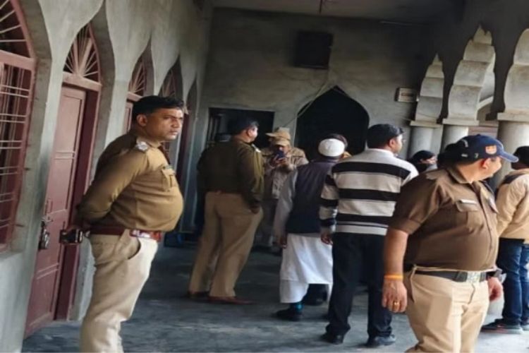 बाजपूरमध्ये प्रशासनाची धडक कारवाई, आवश्यक कागदपत्रे नसलेल्या पाच मदरशांवर ताशेरे ओढत कारवाई