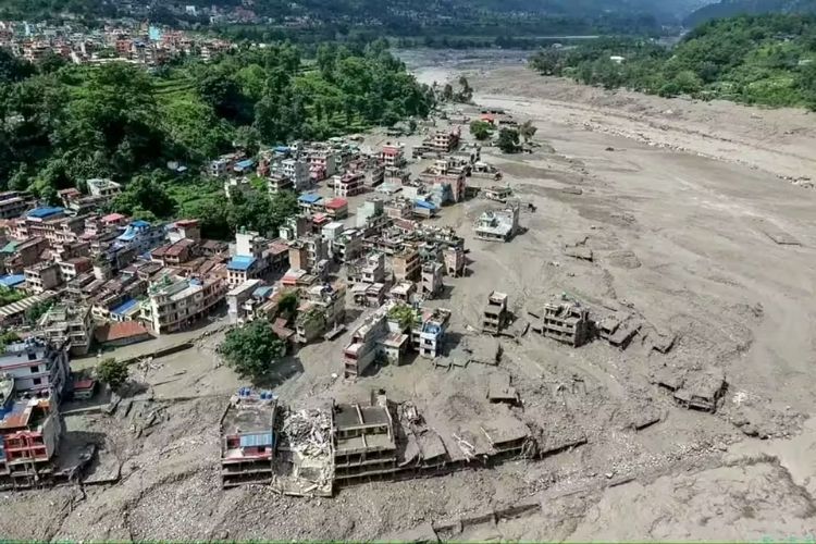 पुरामुळे २० हजार घरे पुनर्बांधणीच्या प्रतीक्षेत, हजारो नागरिक अद्यापही बेपत्ता